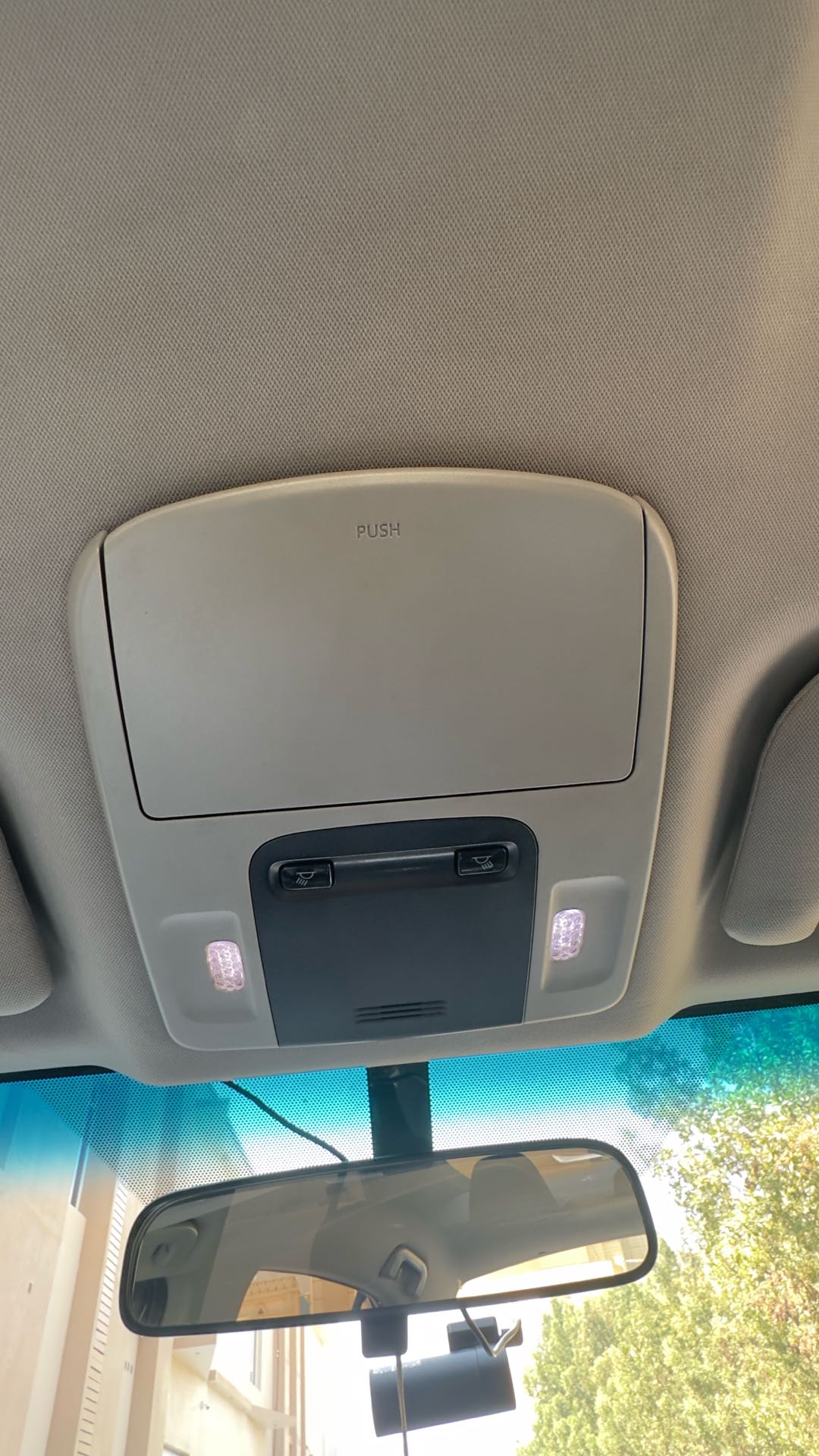 Car Image 2018 TOYOTA CAMRY LE
