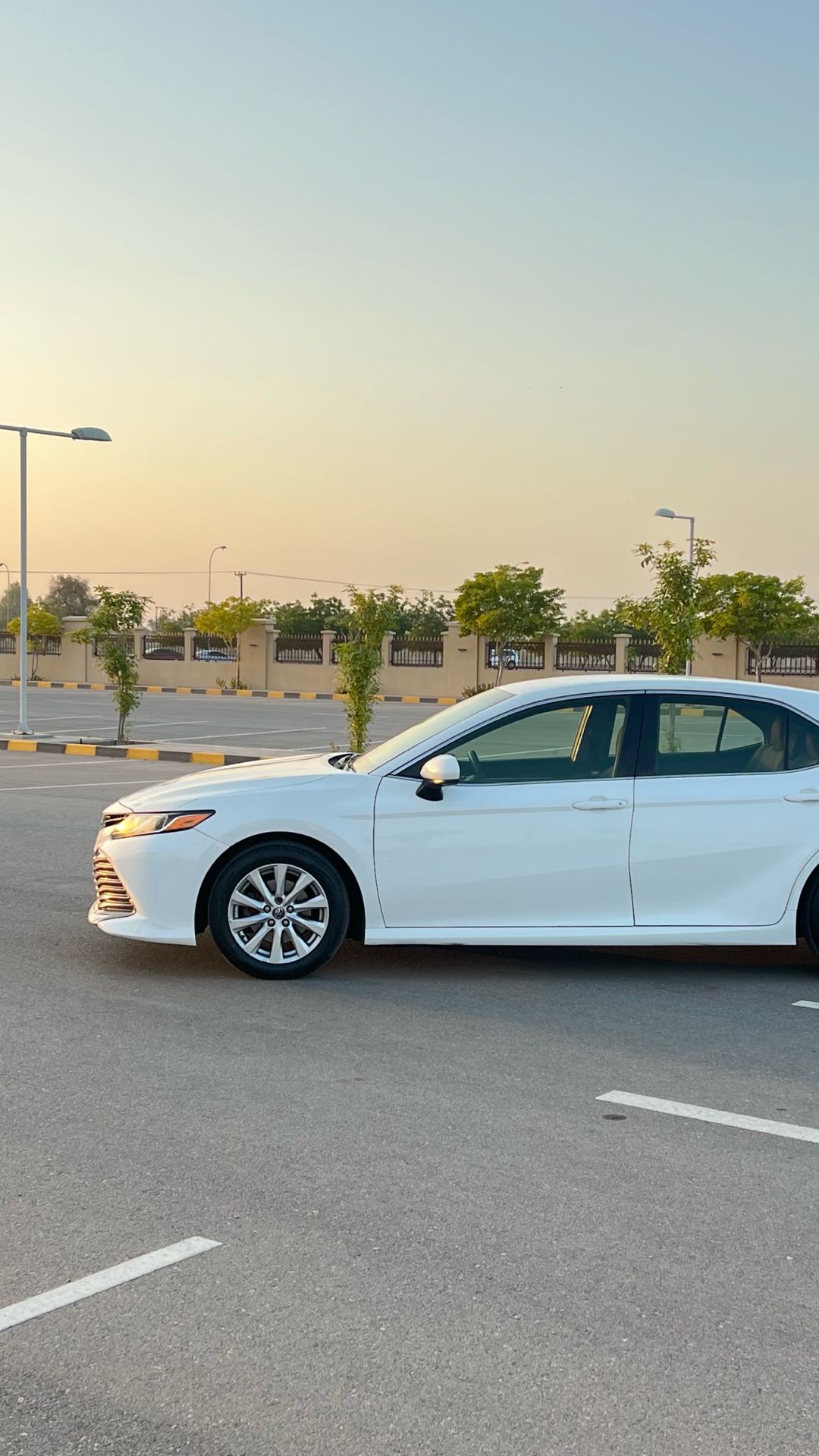 Car Image 2018 TOYOTA CAMRY LE