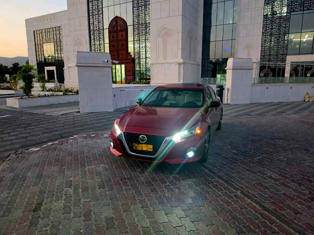 Car Image 2020 NISSAN ALTIMA SR