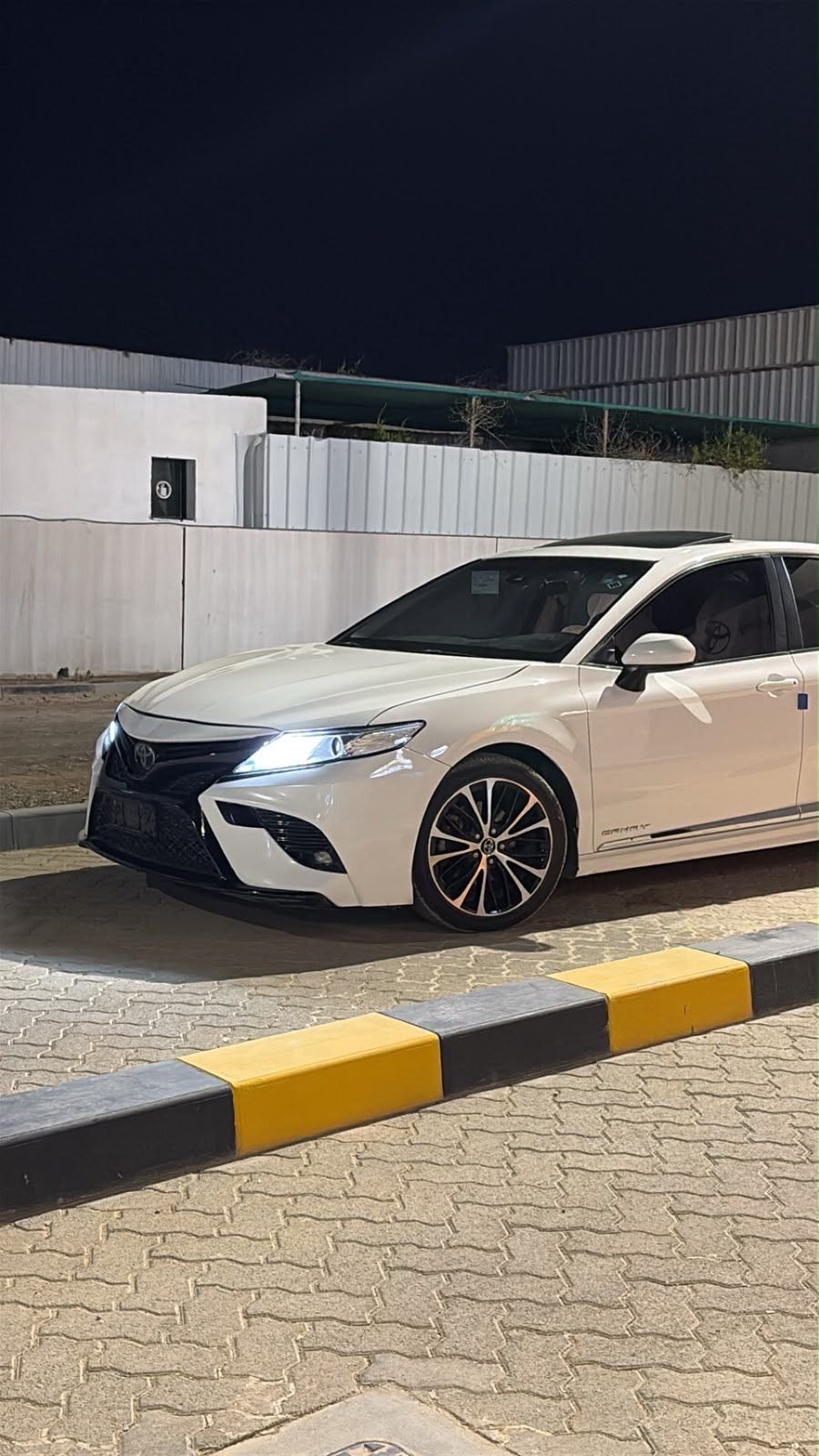 Car Image 2018 TOYOTA CAMRY SE