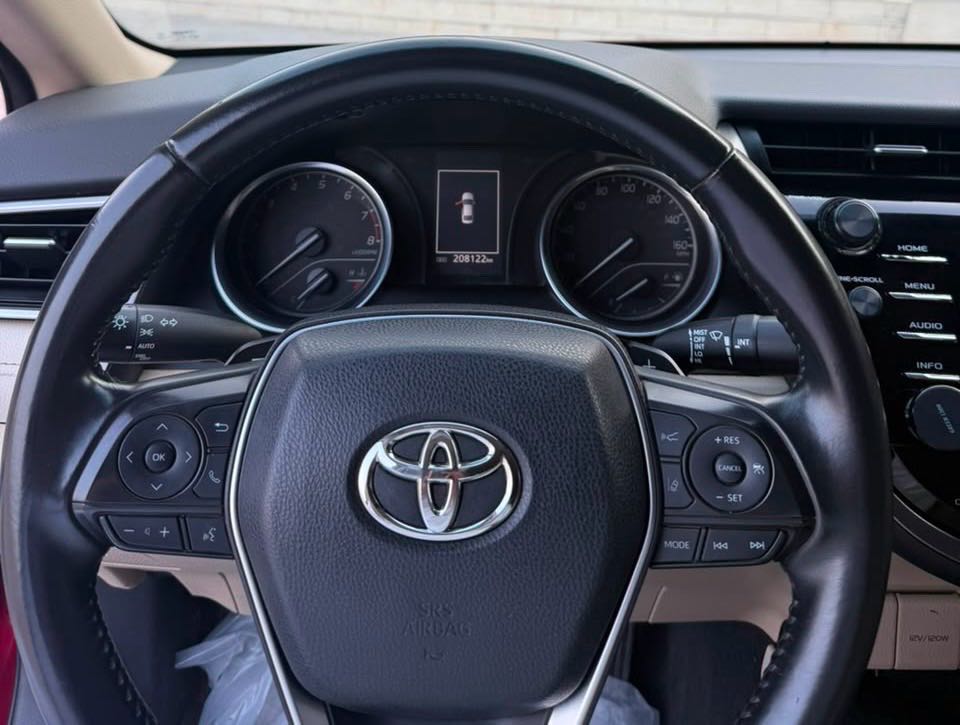 Car Image 2018 TOYOTA CAMRY LE