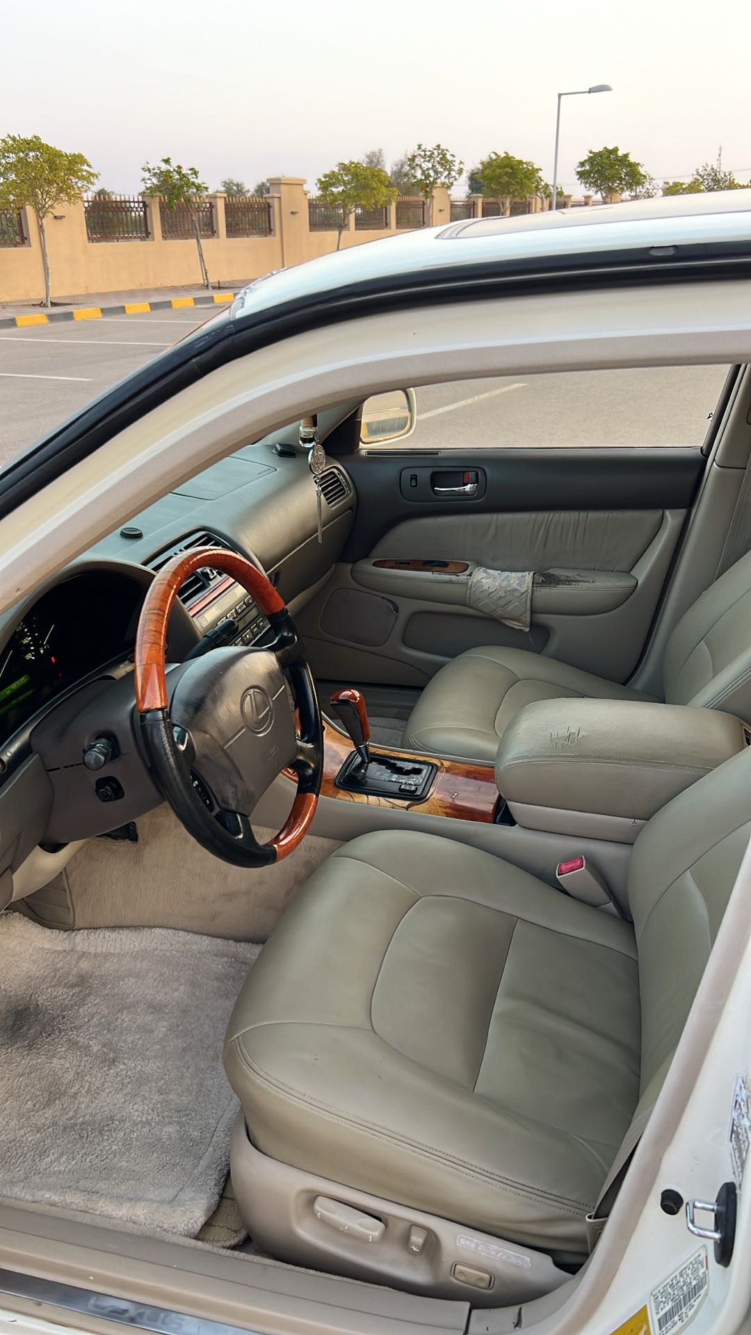 Car Image 1998 LEXUS LS 400