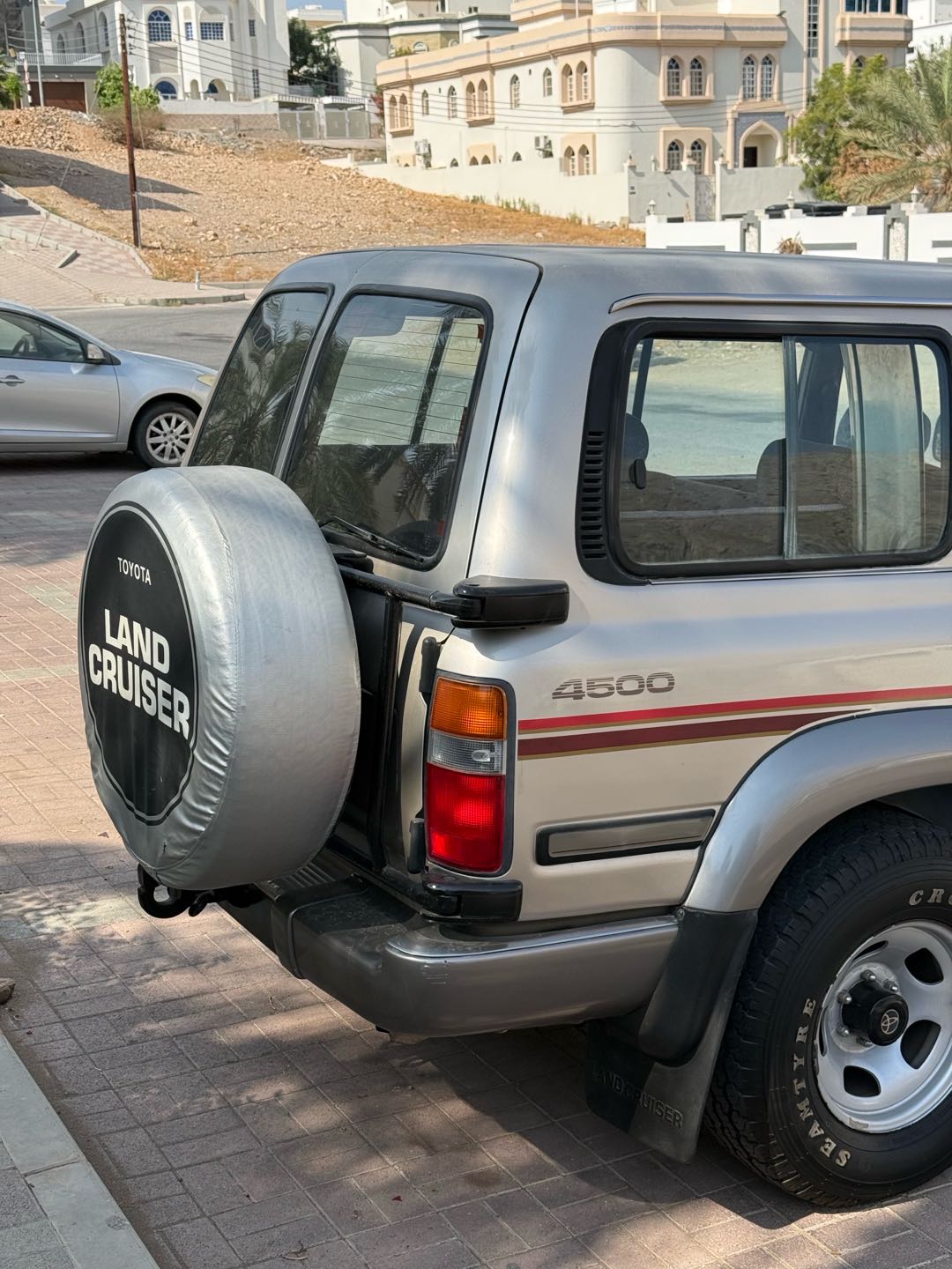 Car Image 1994 TOYOTA LAND CRUISER GX