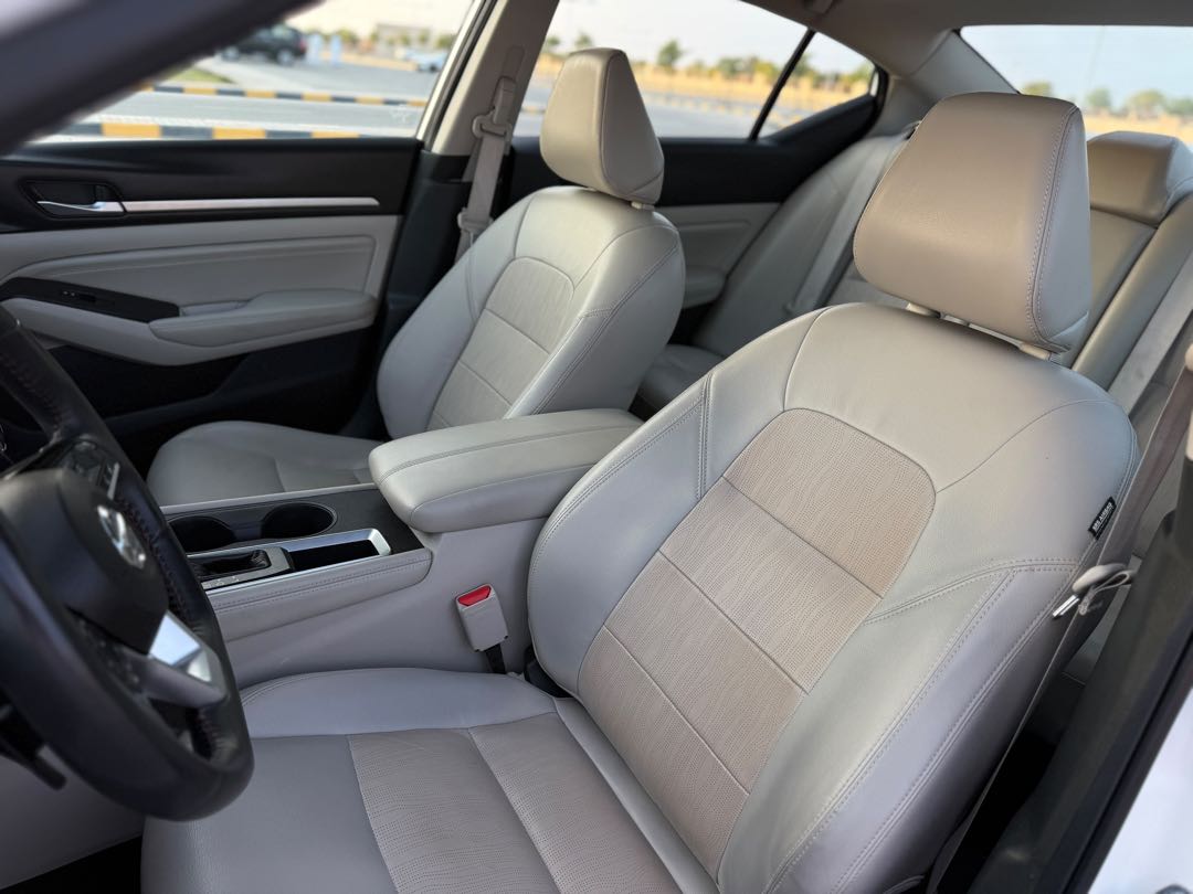 Car Image 2019 NISSAN ALTIMA SR