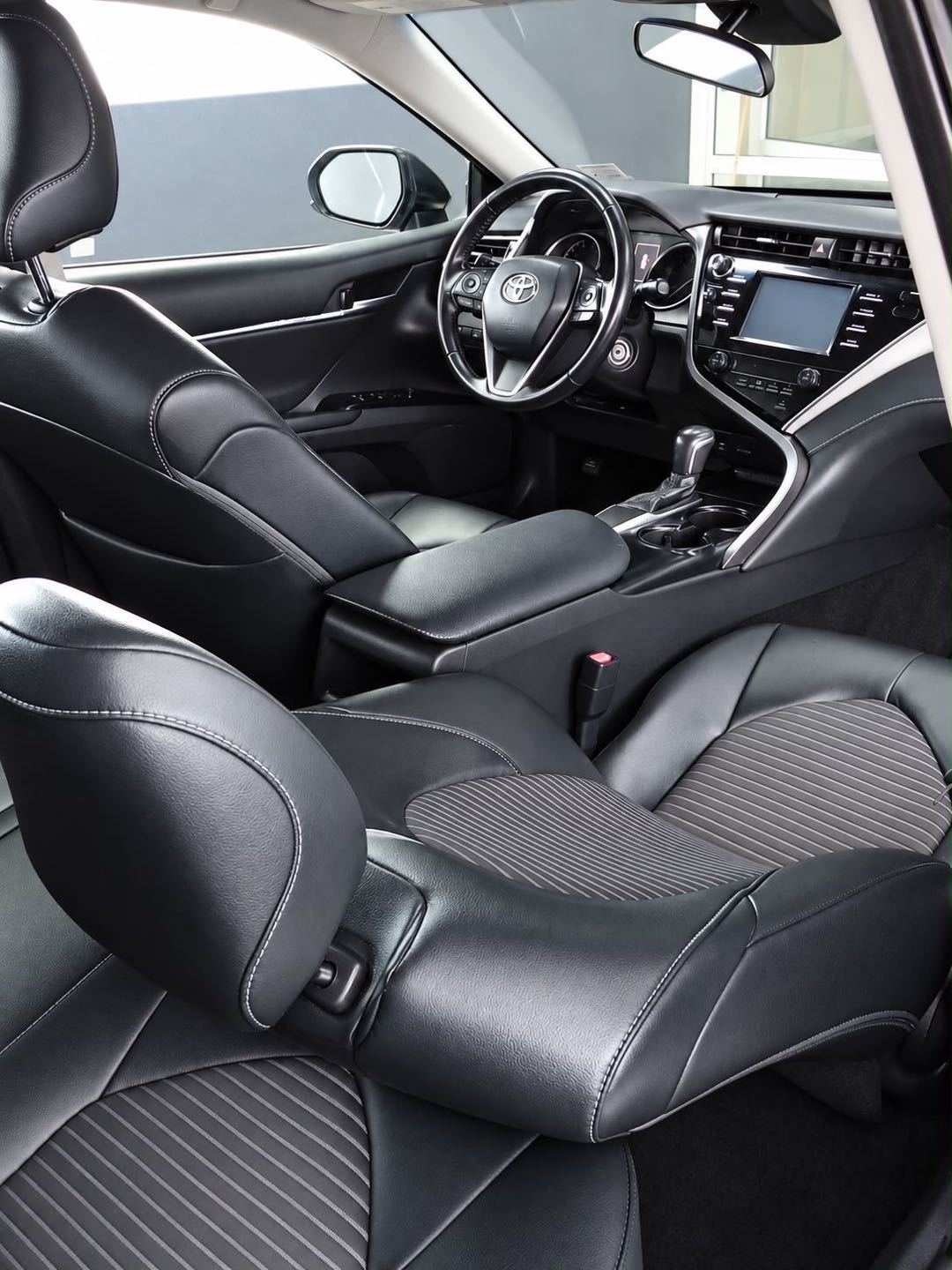 Car Image 2018 TOYOTA CAMRY SE