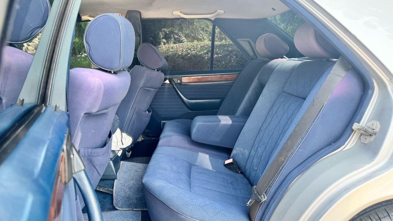 Car Image 1995 MERCEDES E Class 220