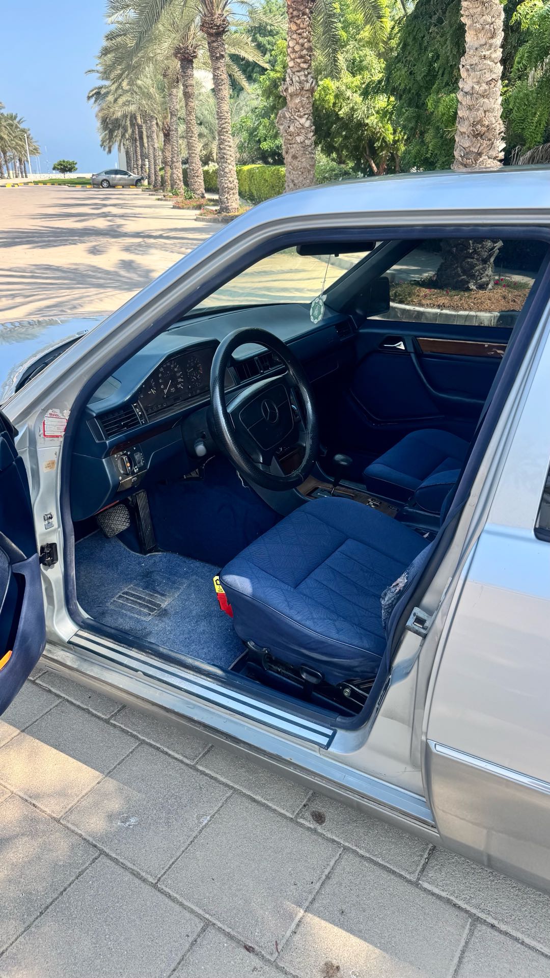 Car Image 1995 MERCEDES E Class 220