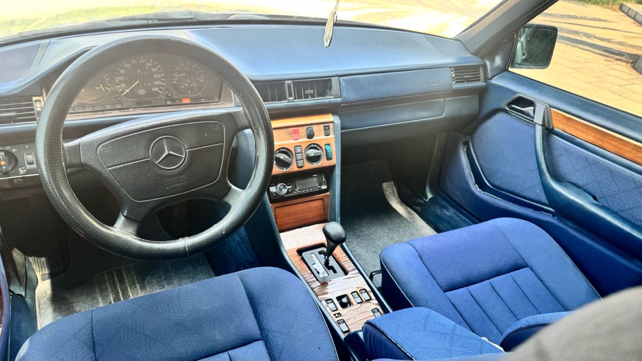 Car Image 1995 MERCEDES E Class 220