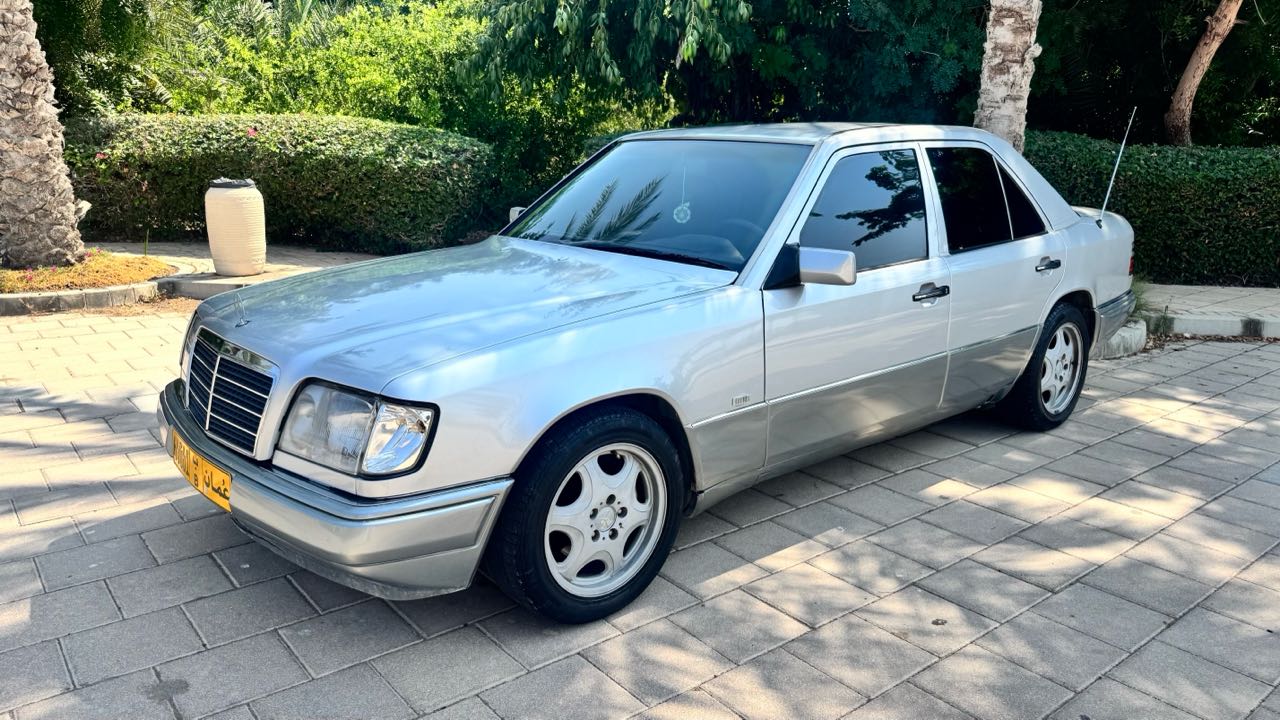 Car Image 1995 MERCEDES E Class 220