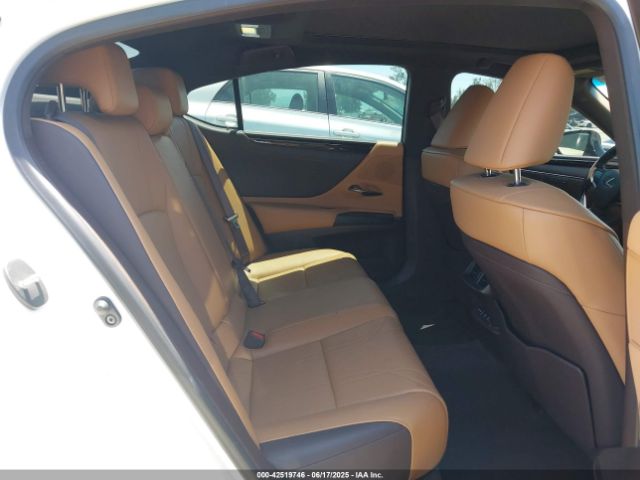 Car Image 2019 LEXUS ES