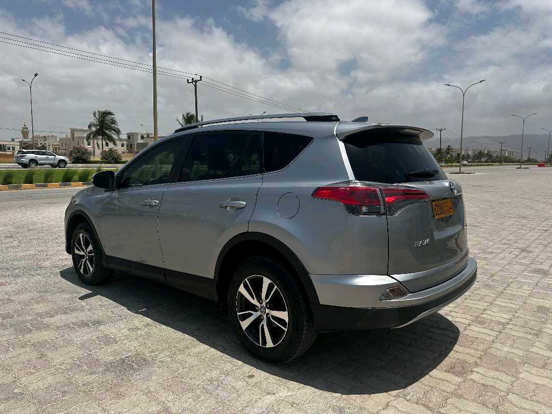 Car Image 2018 TOYOTA RAV4 XLE
