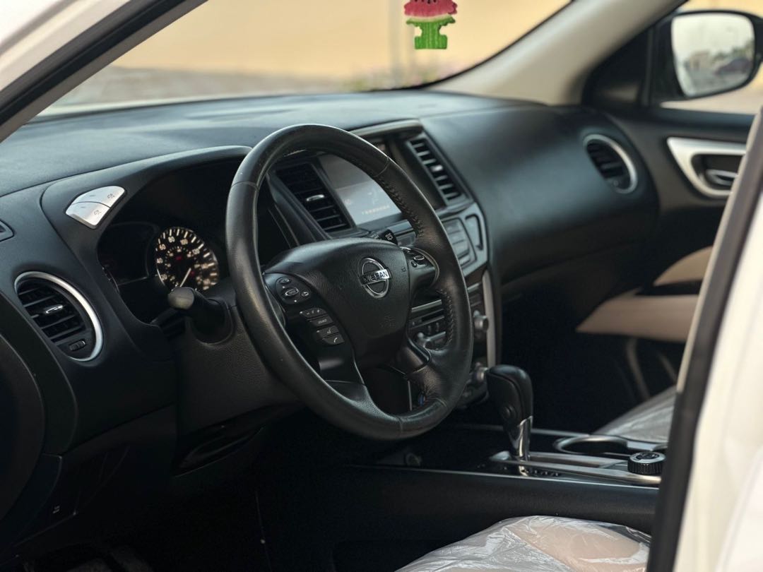 Car Image 2017 NISSAN PATHFINDER SV