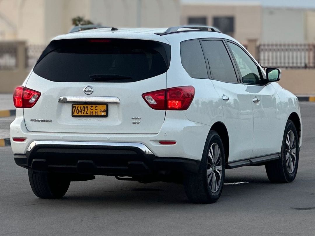 Car Image 2017 NISSAN PATHFINDER SV