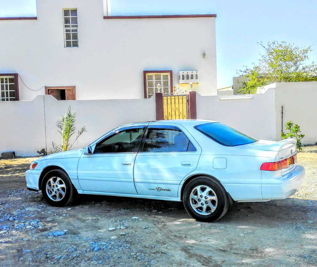 Car Image 2001 TOYOTA CAMRY LE