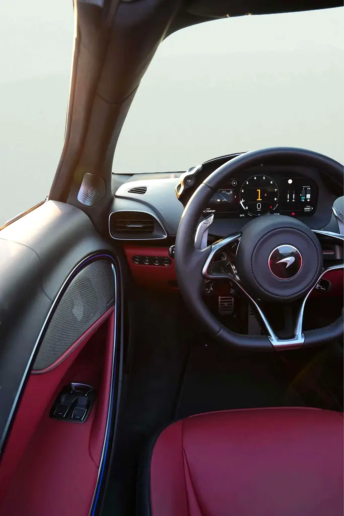 مكلارين Artura Spider 2025