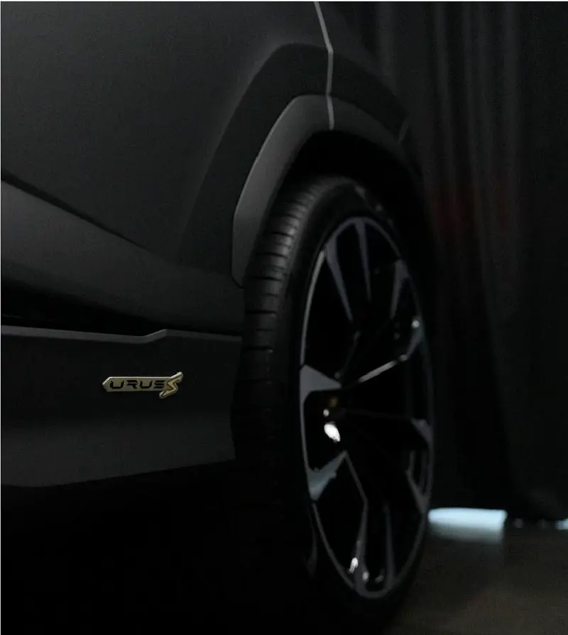 LAMBORGHINI URUS 2024