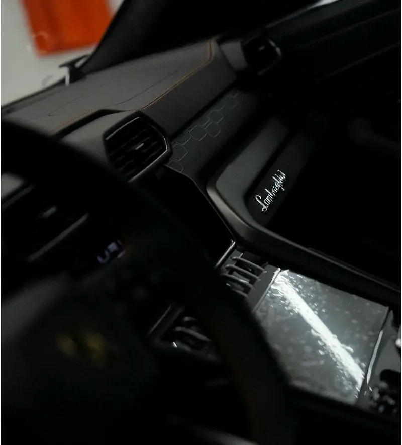 LAMBORGHINI URUS 2024