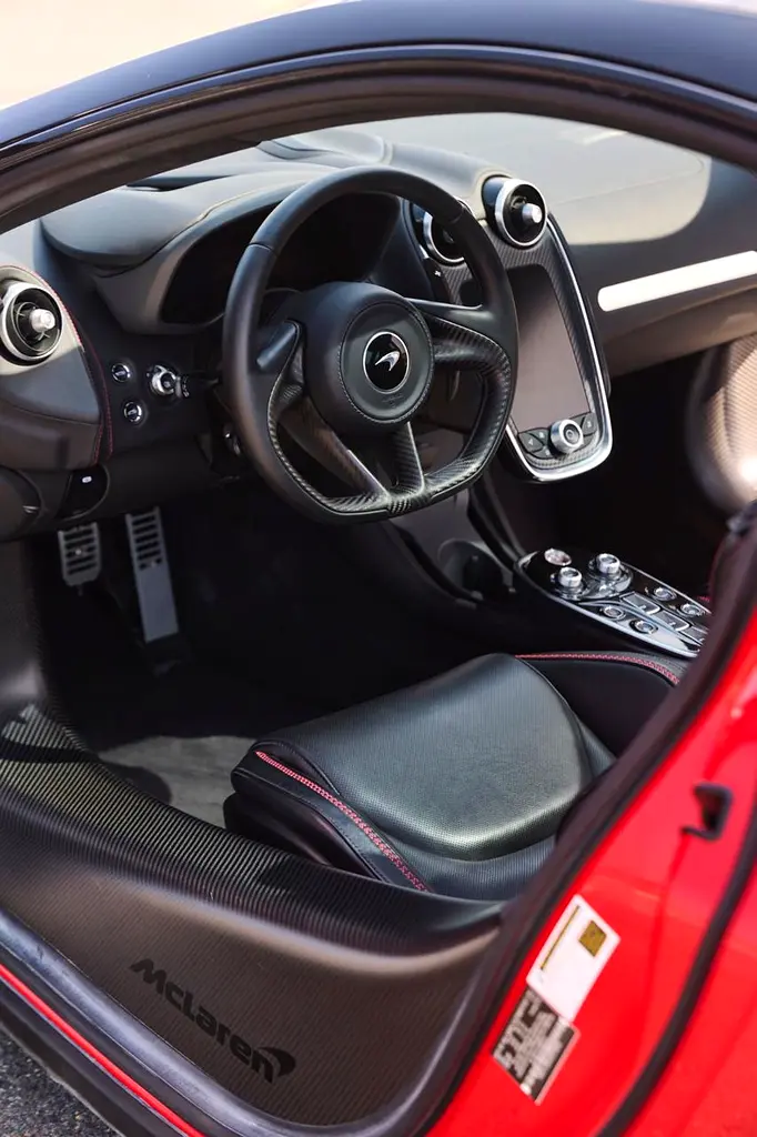 مكلارين GT 2024