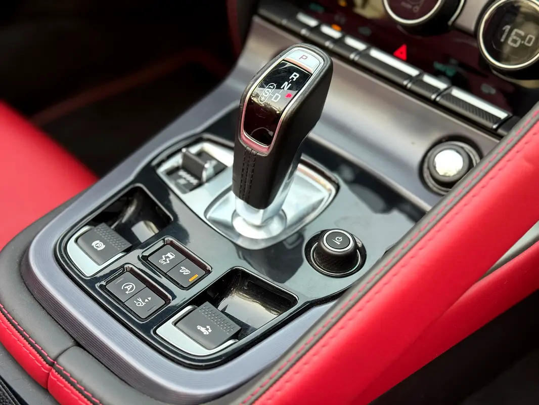 جاكوار F-TYPE 2022