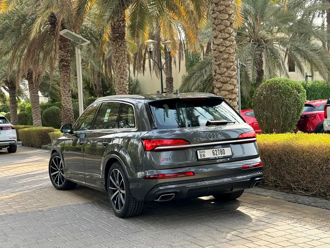 AUDI Q7 2025