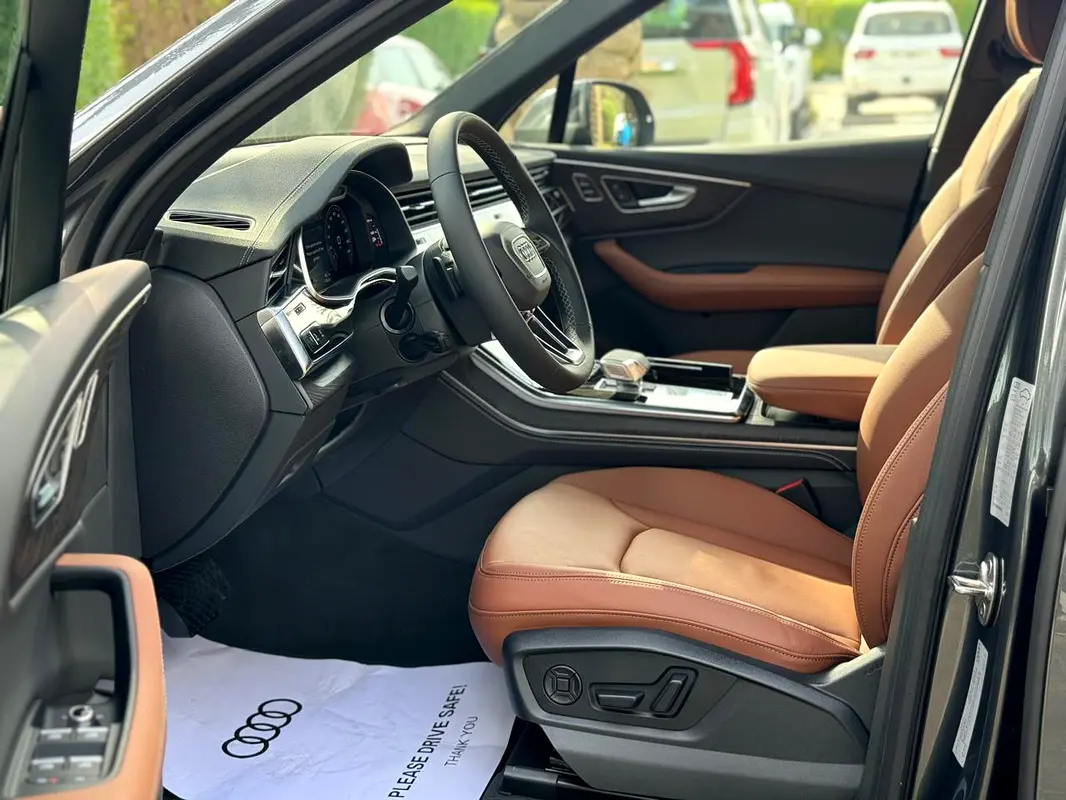 AUDI Q7 2025