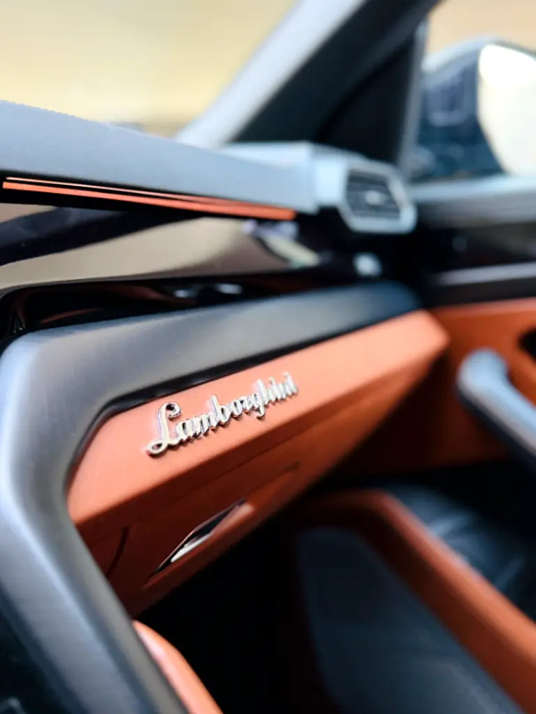 LAMBORGHINI URUS 2024