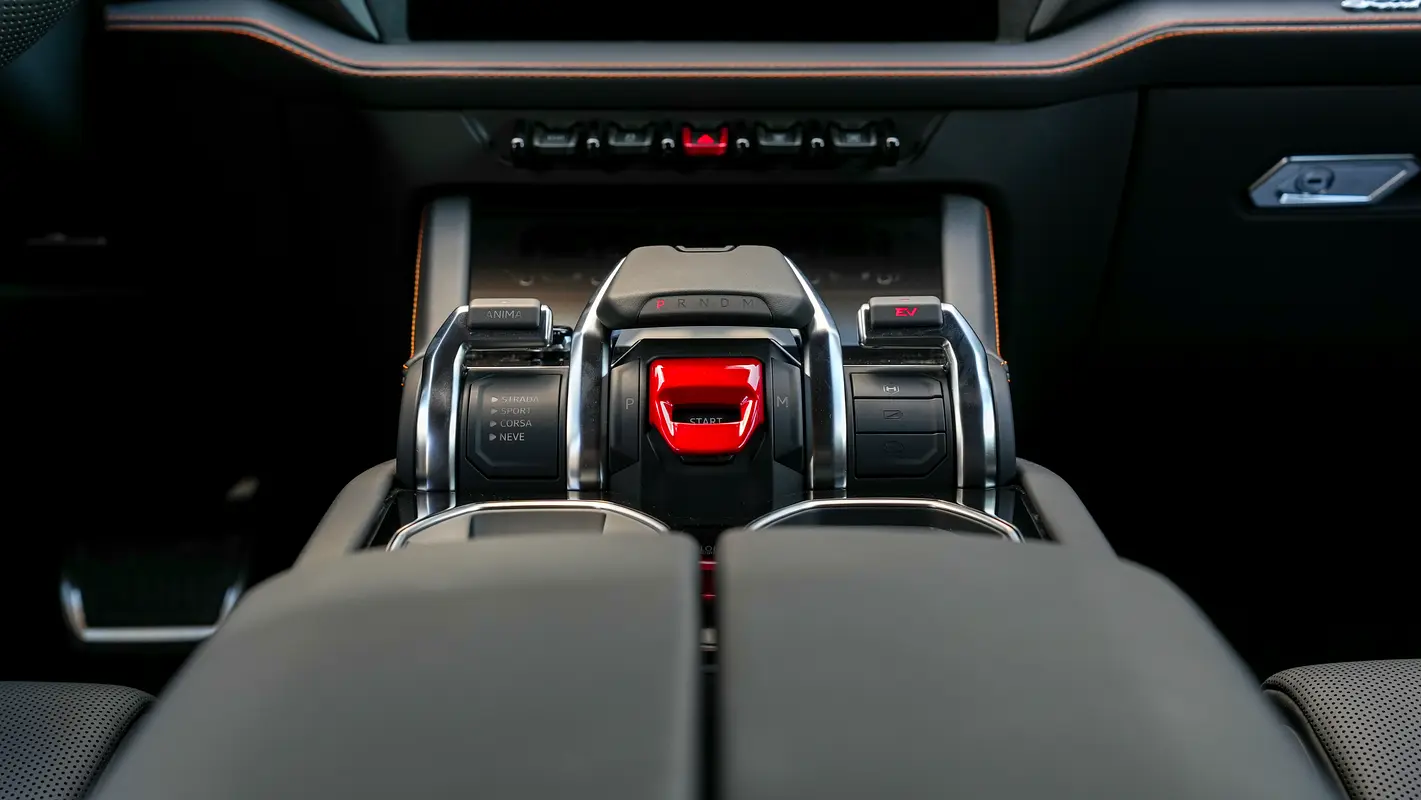 LAMBORGHINI URUS 2025