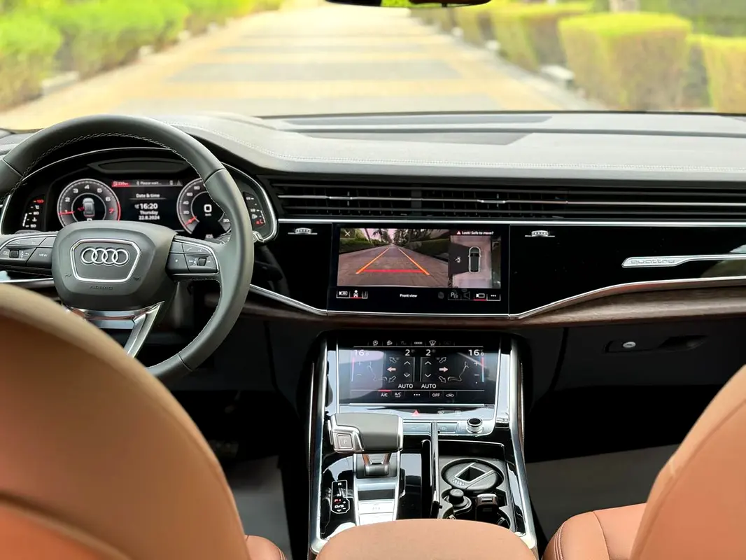 AUDI Q8 2025