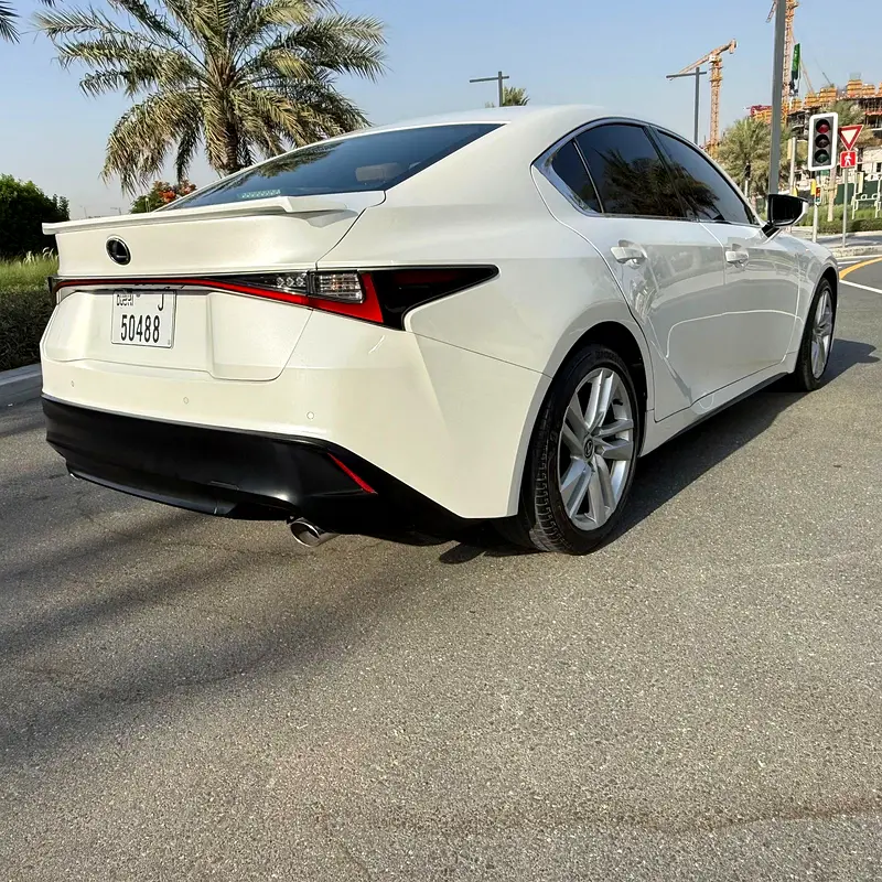 لكزس IS 2024