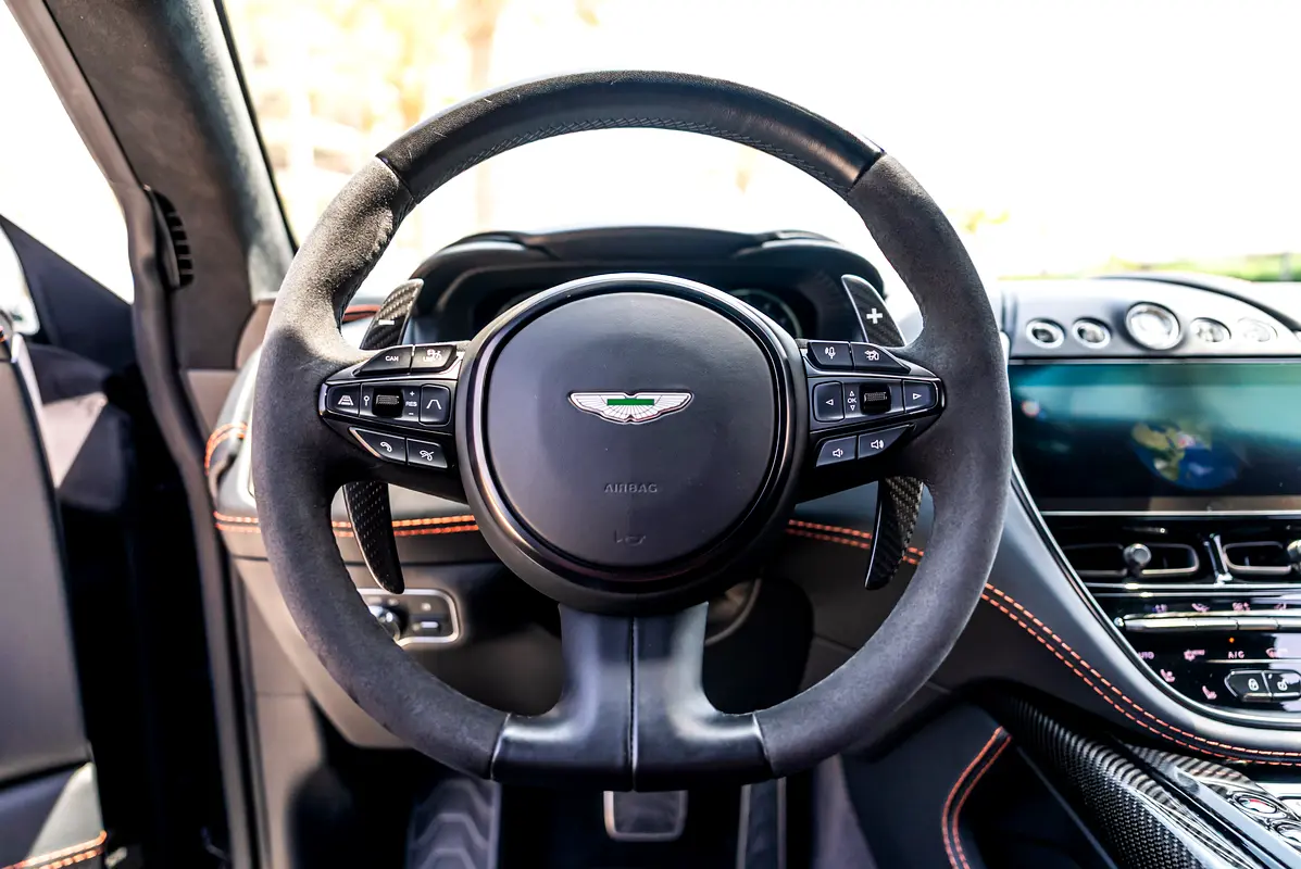 ASTON MARTIN DBX 2023