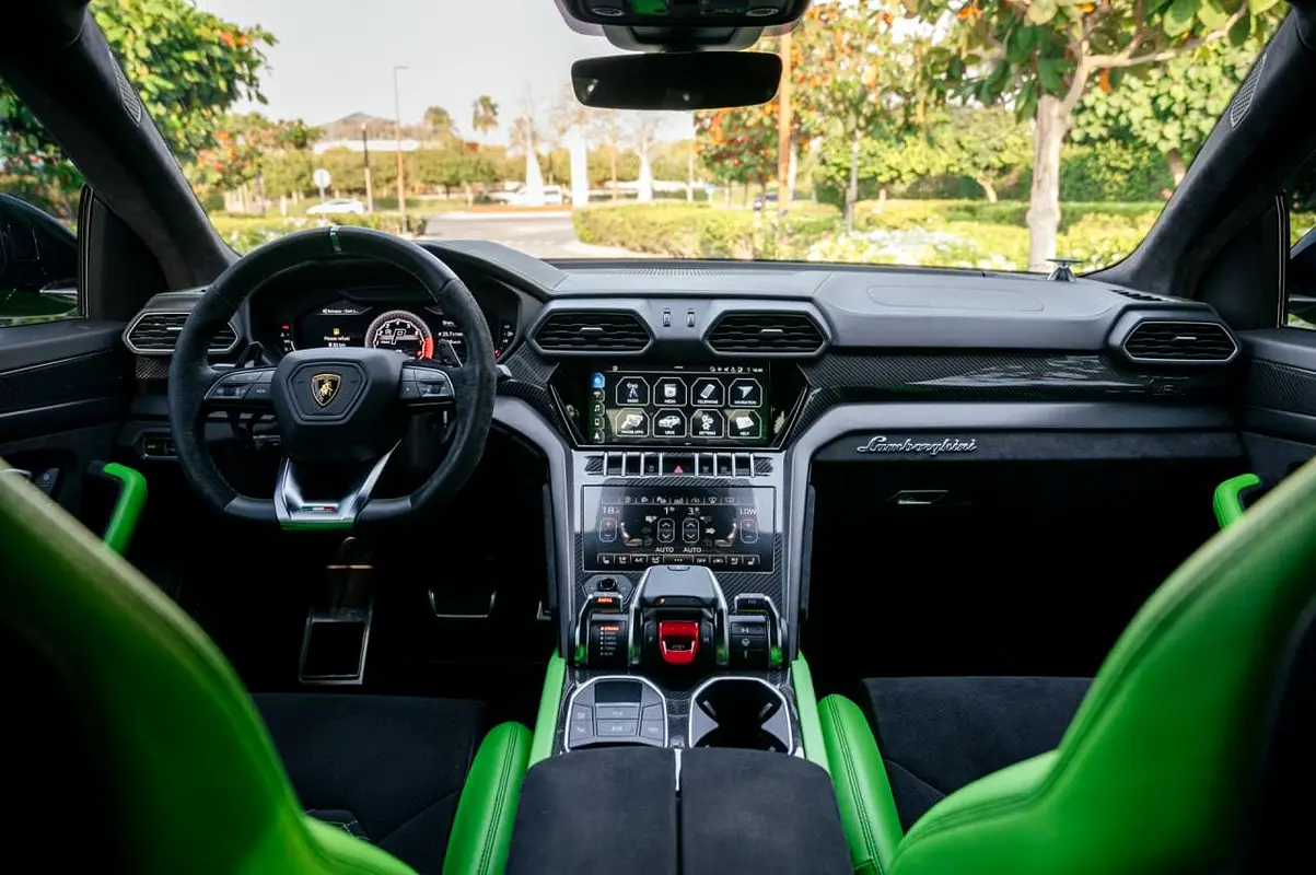 LAMBORGHINI URUS 2021