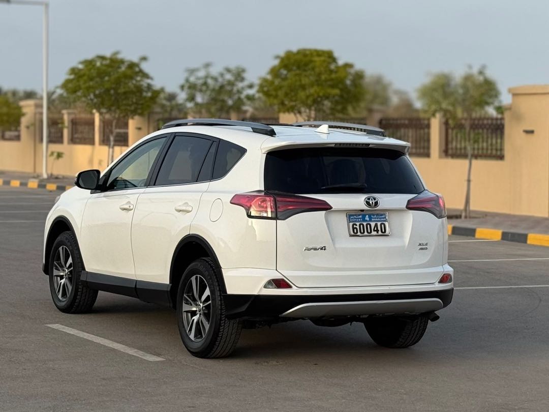 Car Image 2018 TOYOTA RAV4 XLE