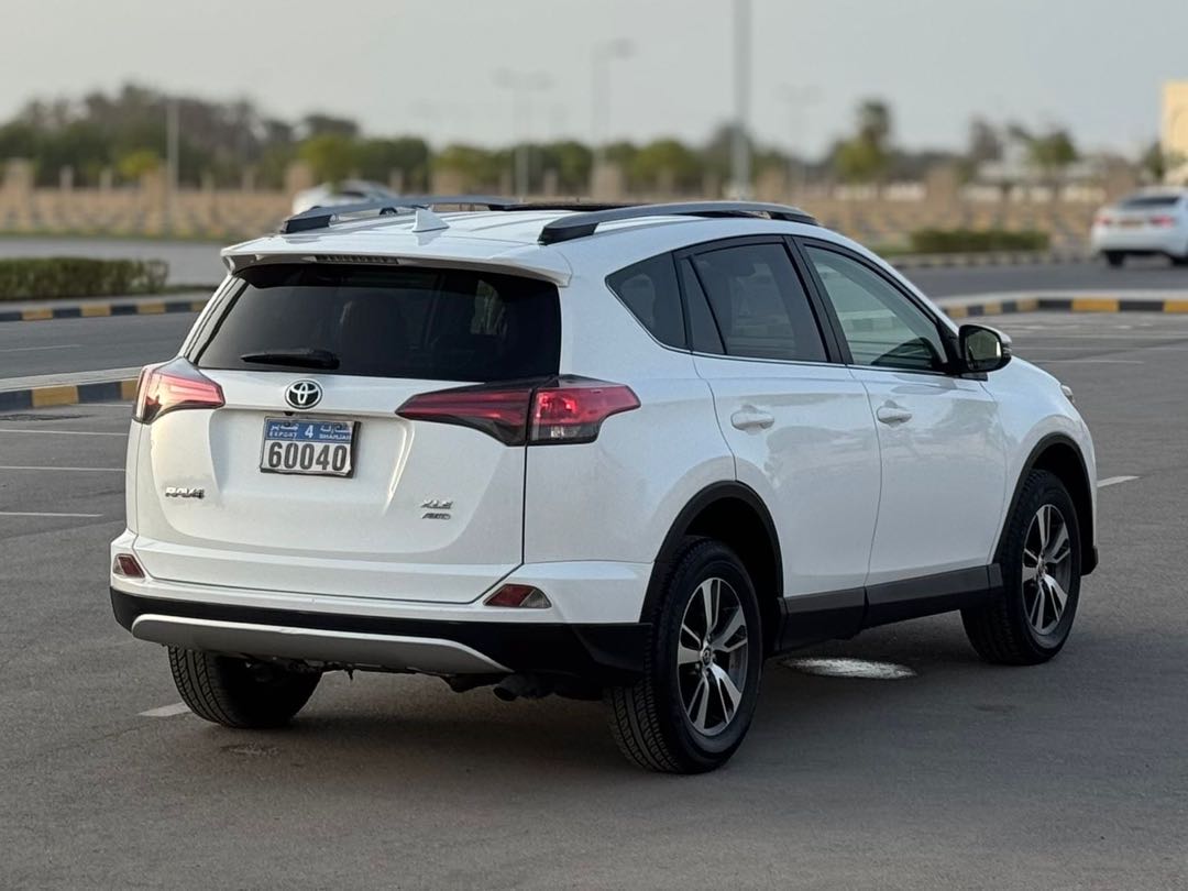 Car Image 2018 TOYOTA RAV4 XLE
