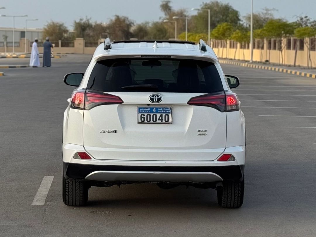 Car Image 2018 TOYOTA RAV4 XLE