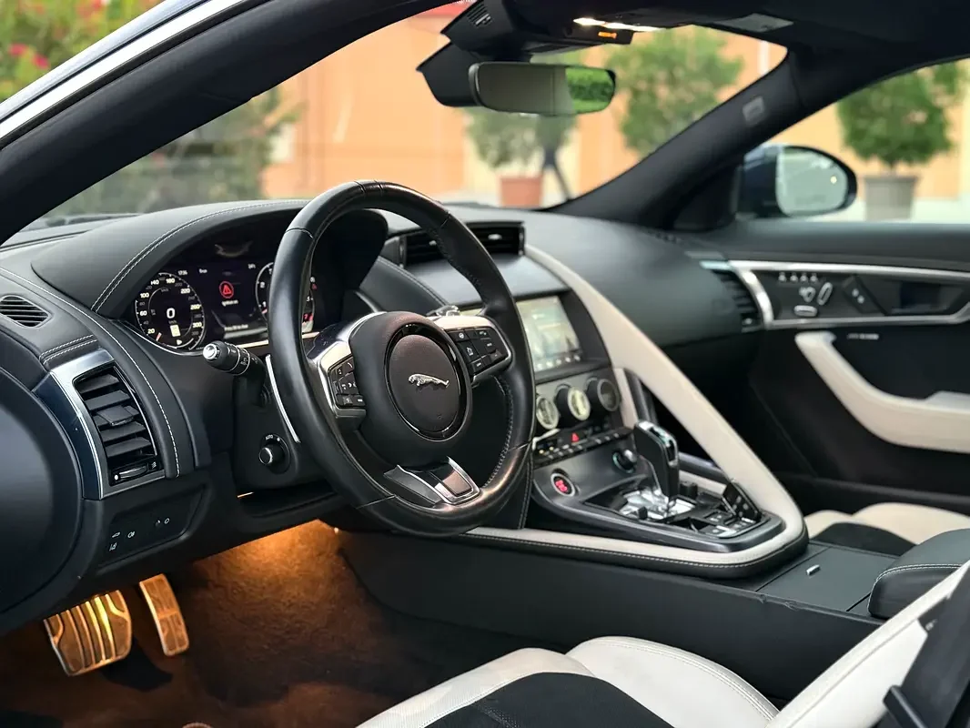 جاكوار F-TYPE 2022