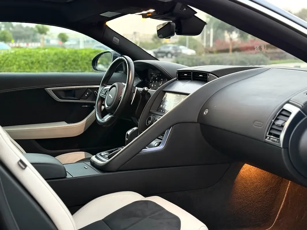 جاكوار F-TYPE 2022