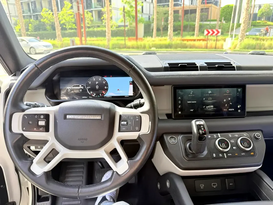 LAND ROVER DEFENDER 2024