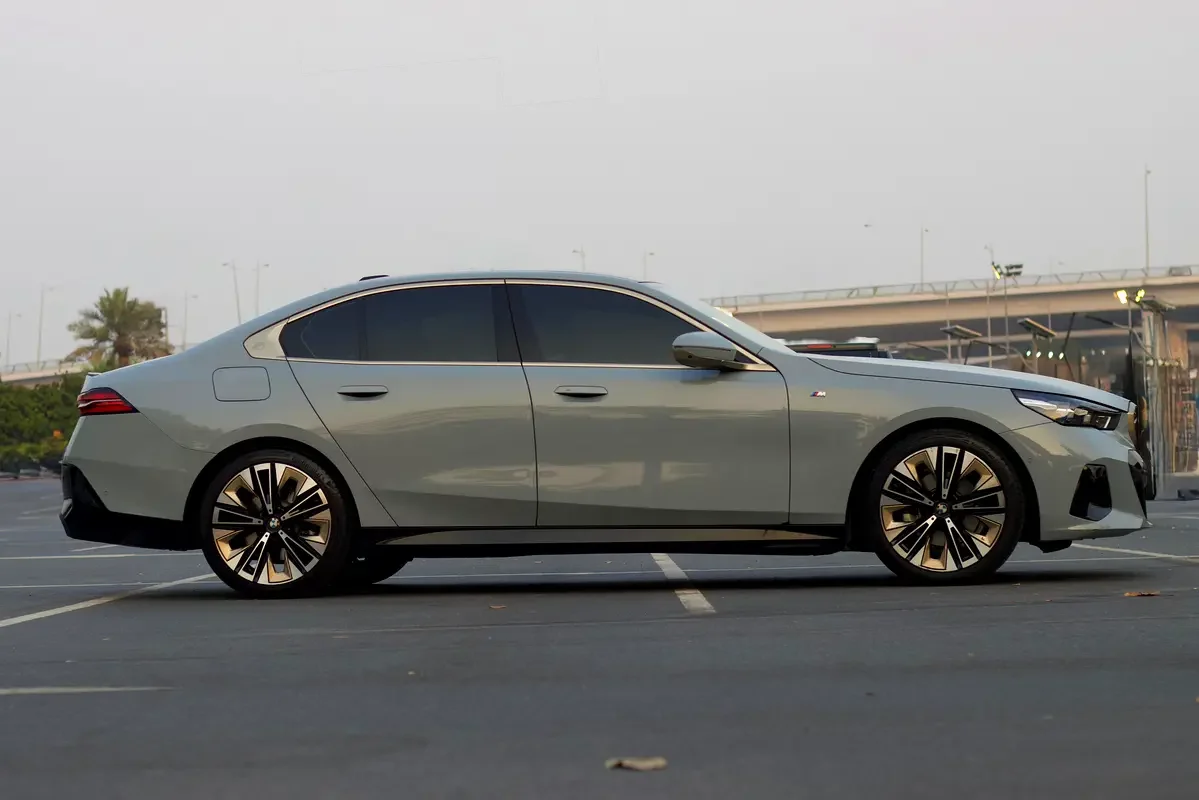 BMW 5 SERIES 2025