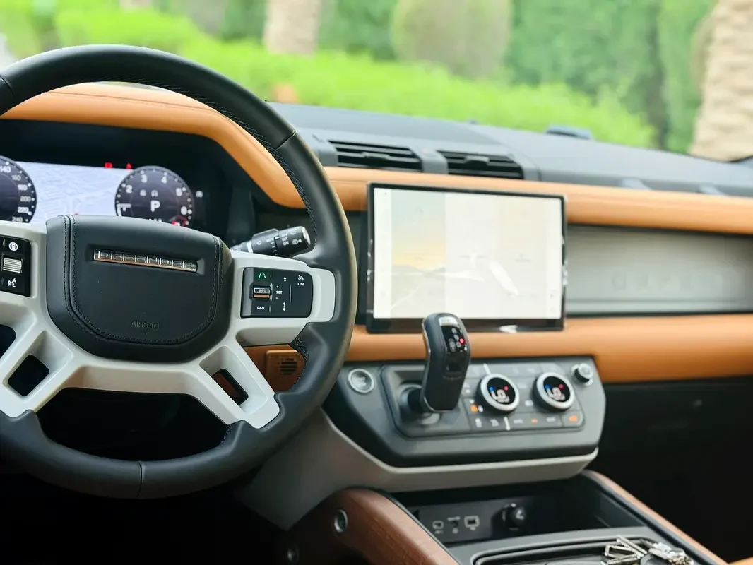LAND ROVER DEFENDER 2024