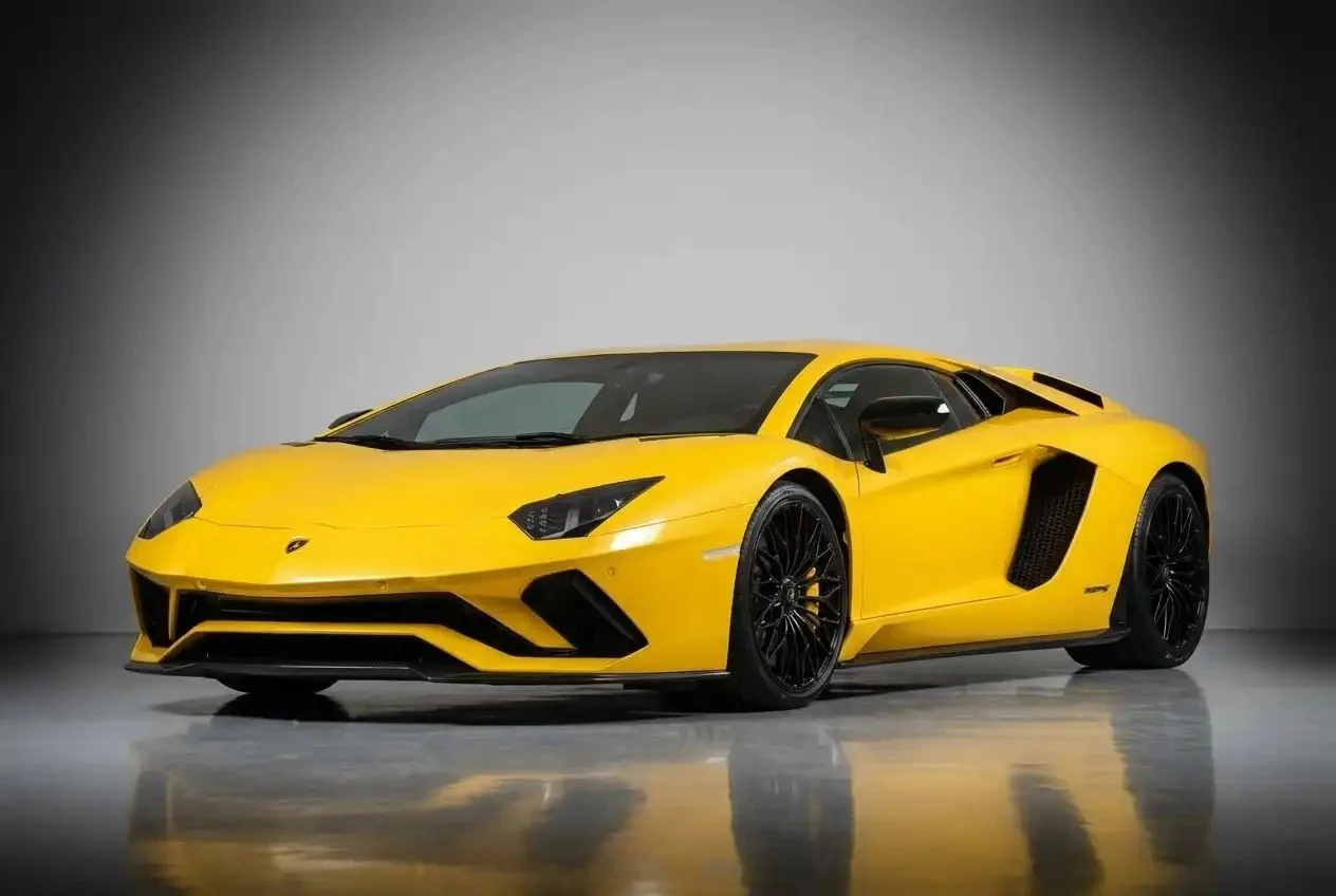 LAMBORGHINI AVENTADOR 2023