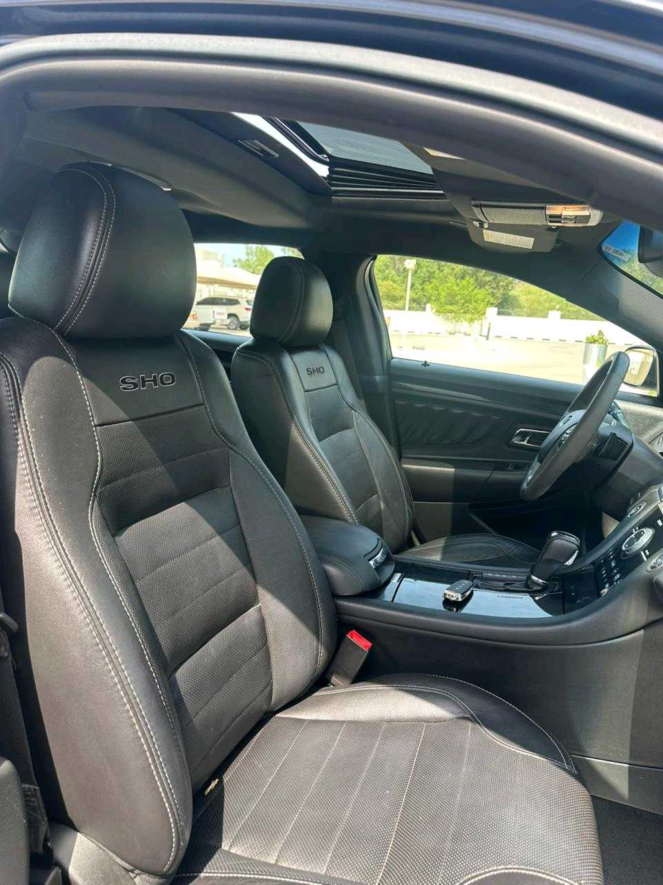 Car Image 2017 FORD TAURUS 