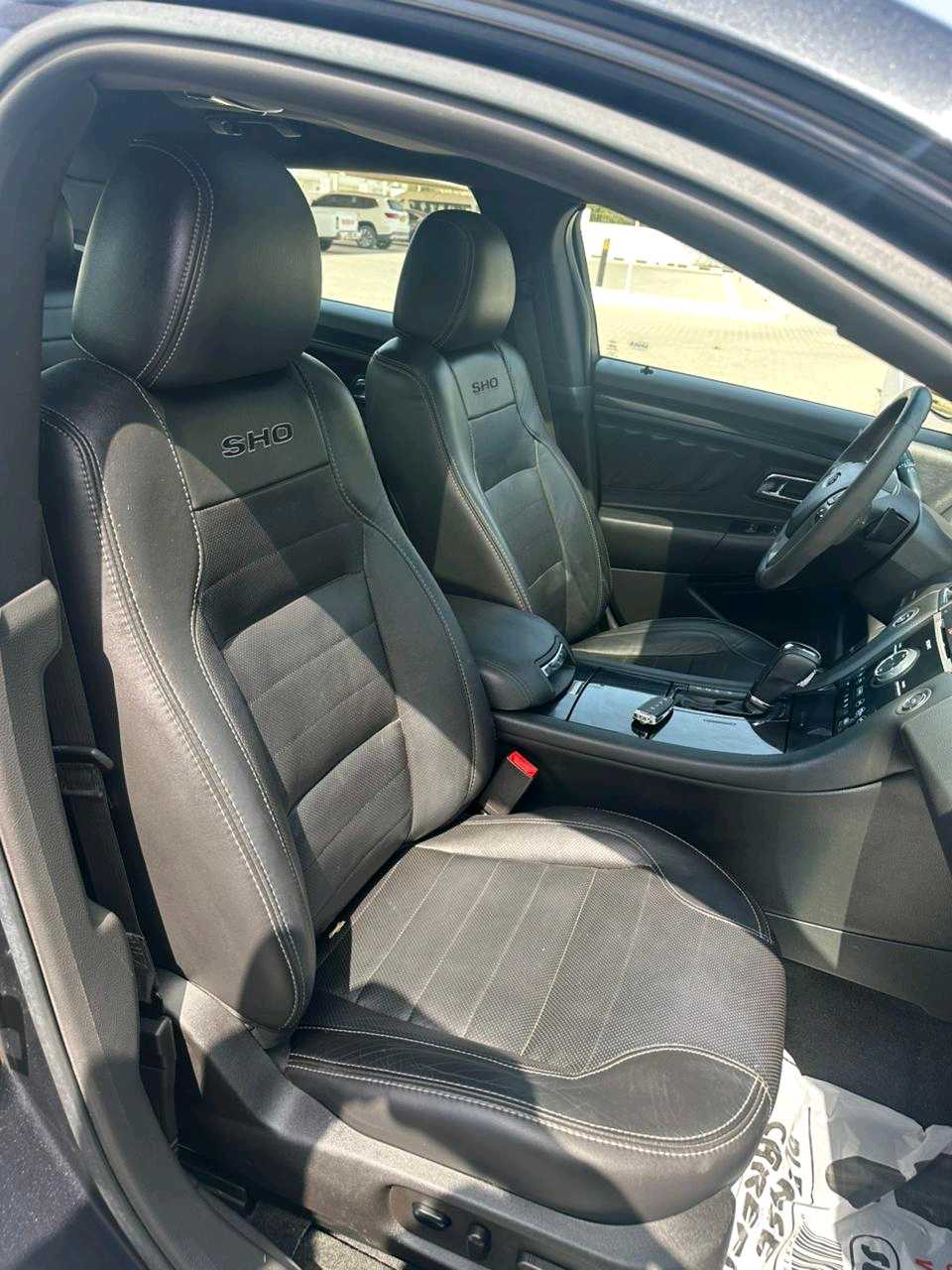 Car Image 2017 FORD TAURUS 