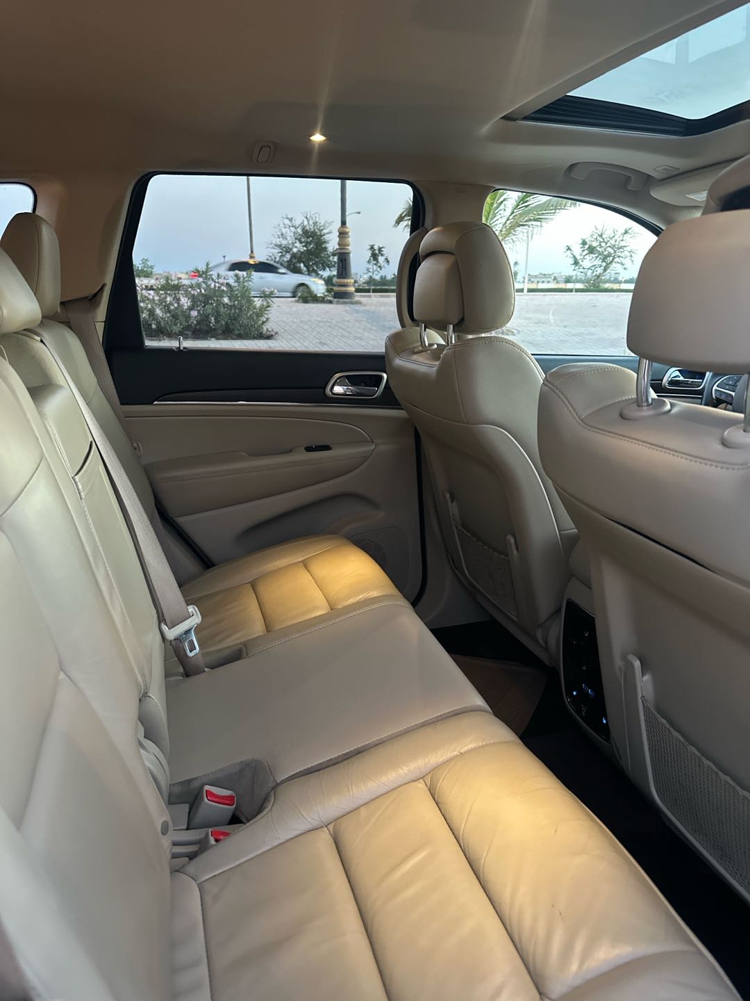 Car Image 2017 JEEP GRAND CHEROKEE 