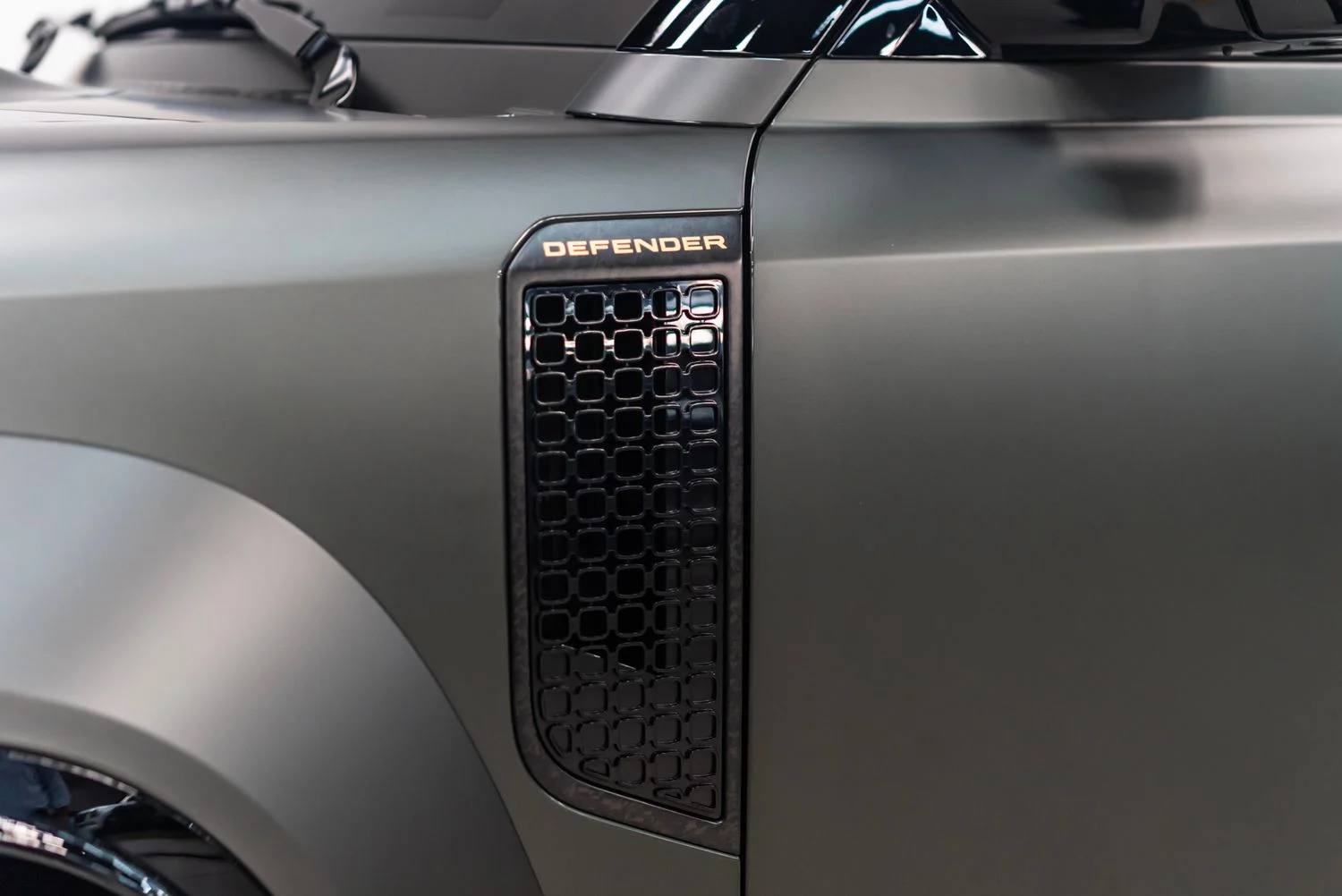 LAND ROVER DEFENDER 2025