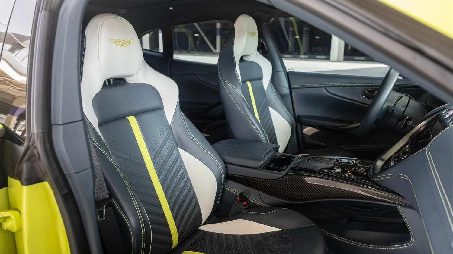 ASTON MARTIN DBX 2025