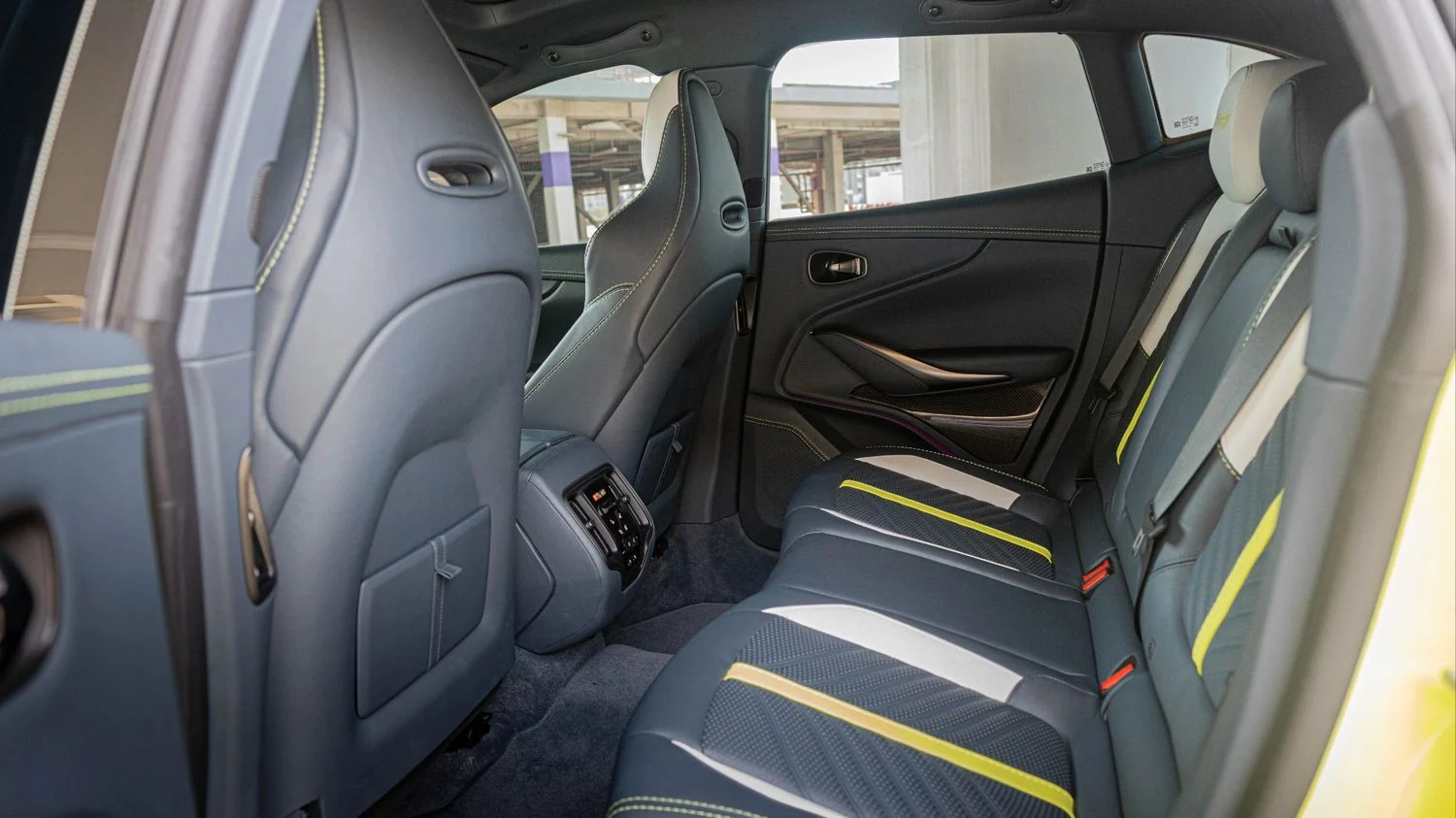 ASTON MARTIN DBX 2025