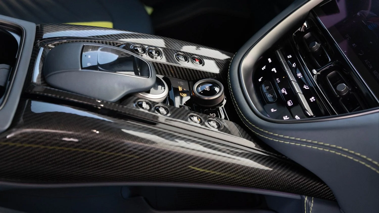 ASTON MARTIN DBX 2025