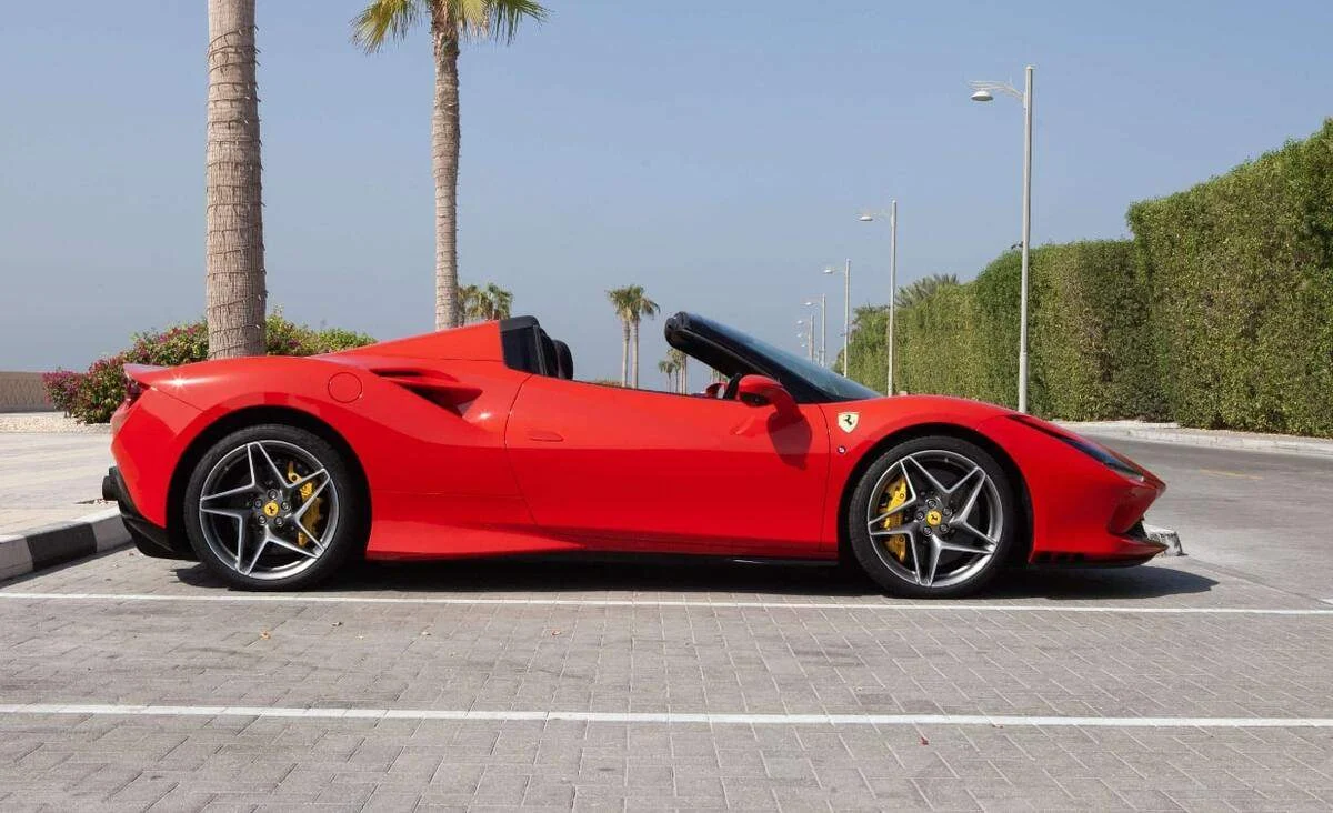فيراري F8 2023