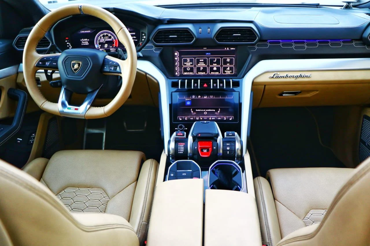 LAMBORGHINI URUS 2021