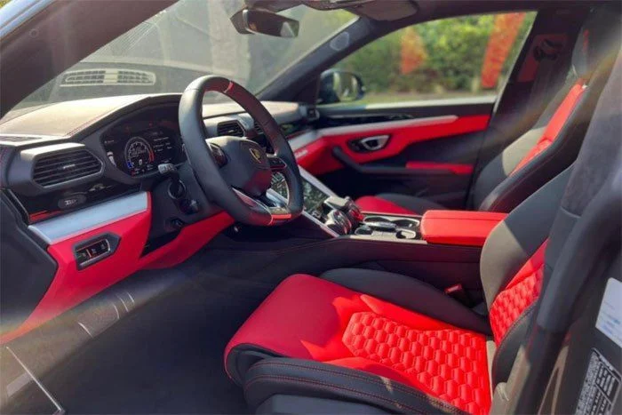 LAMBORGHINI URUS 2024